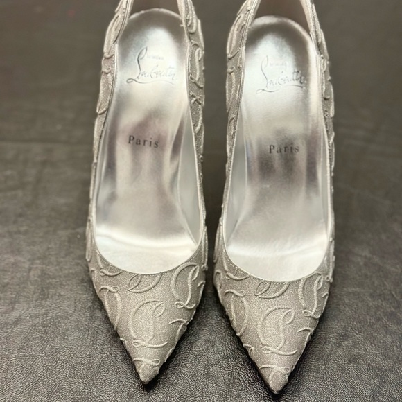🌺 Authentic CHRISTIAN LOUBOUTIN 👠🌺Hot Chick Logo Silver Pumps  Size 7.5 - Picture 8 of 13